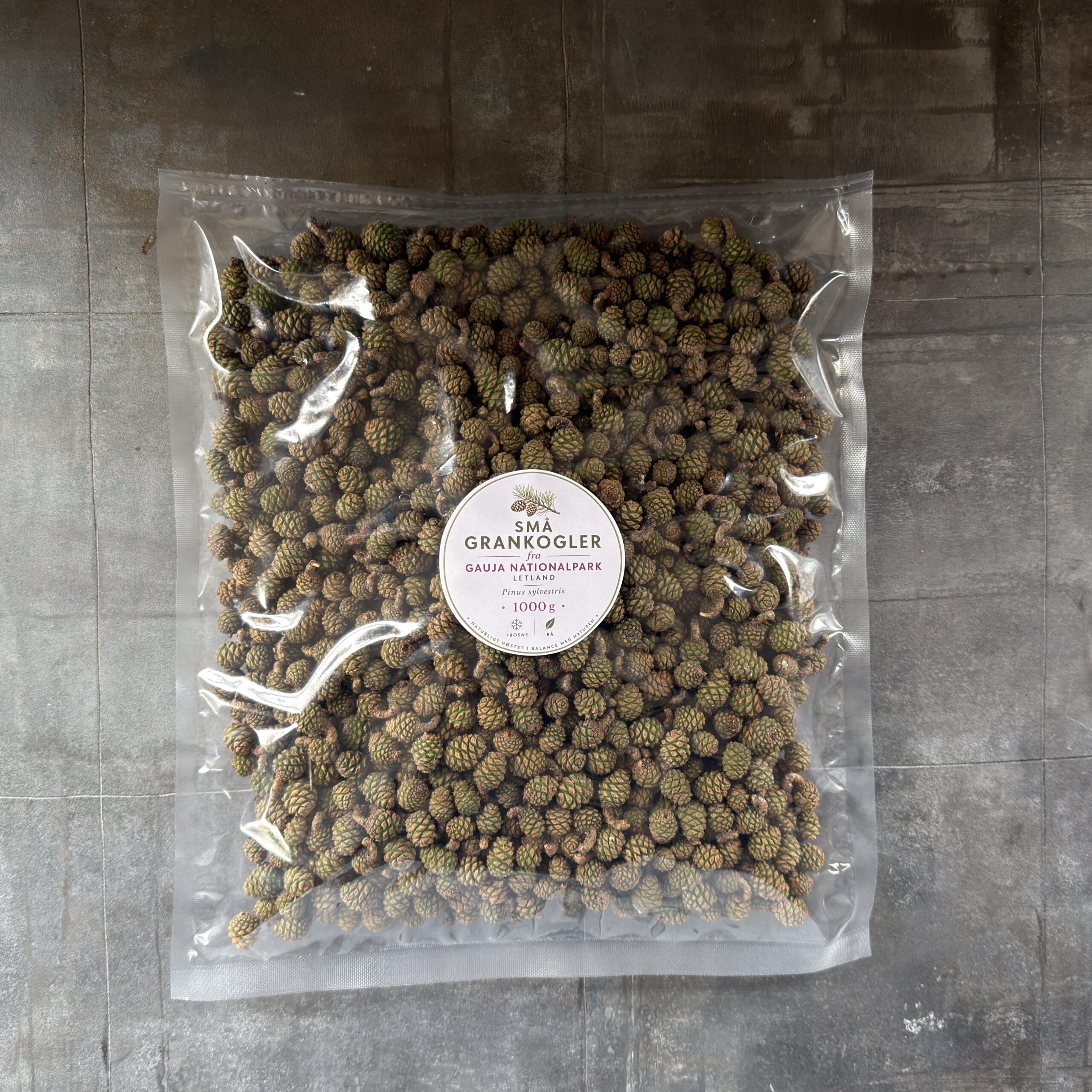 Small spruce cones – raw – frozen – 1kg
